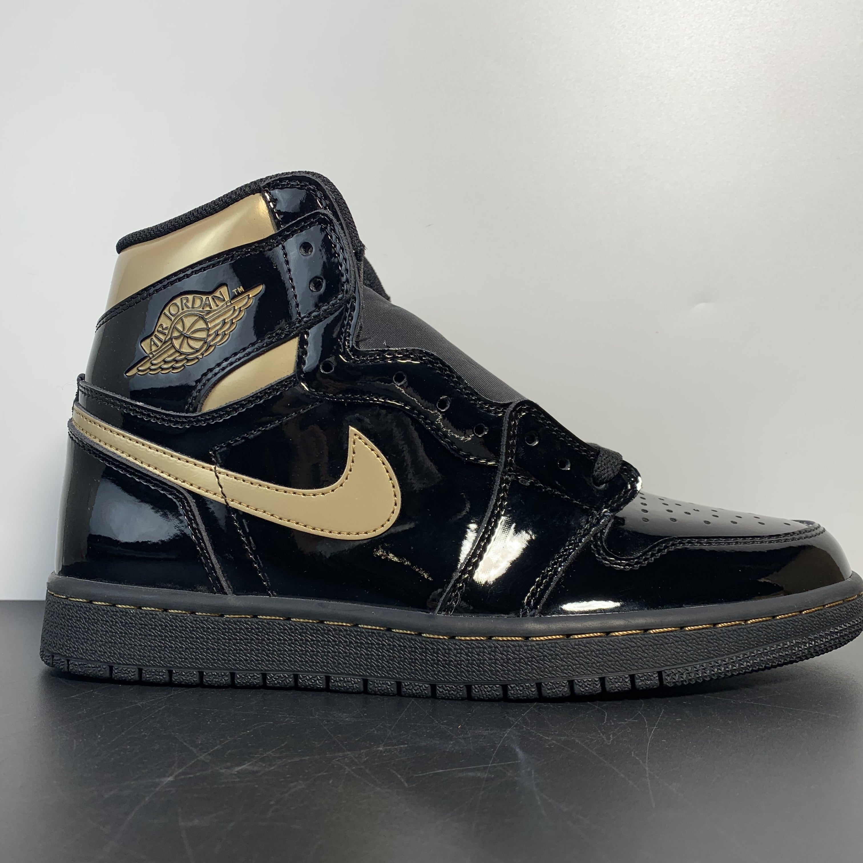 Nike Air Jordan 1 Retro High OG 'Black Metallic Gold'