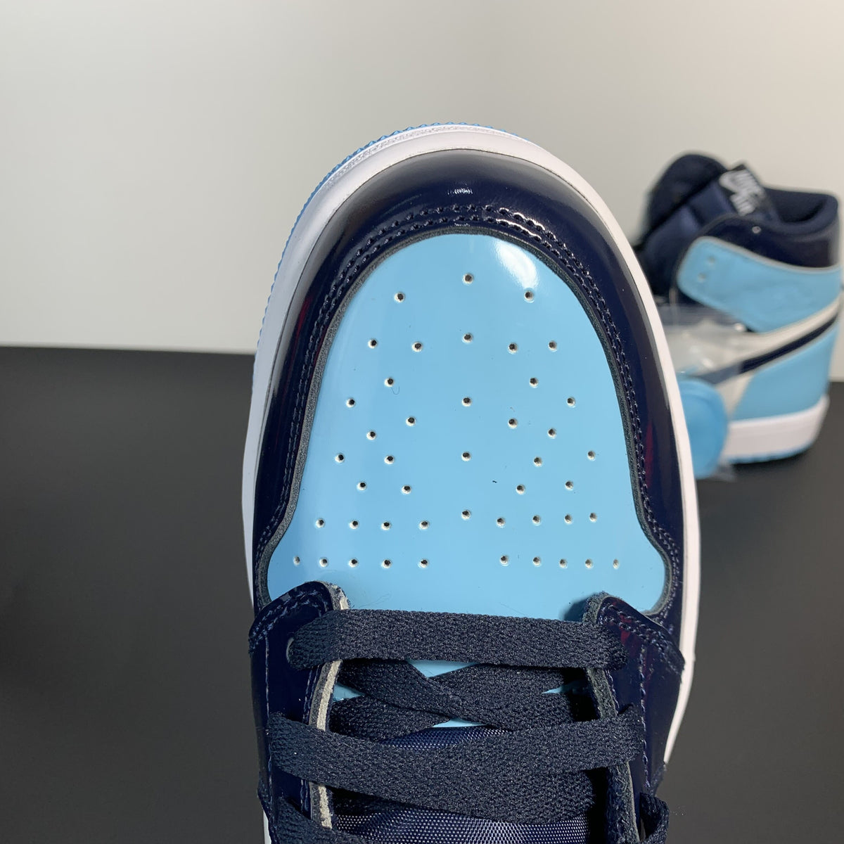 Nike Wmns Air Jordan 1 Retro High OG 'Blue Chill'