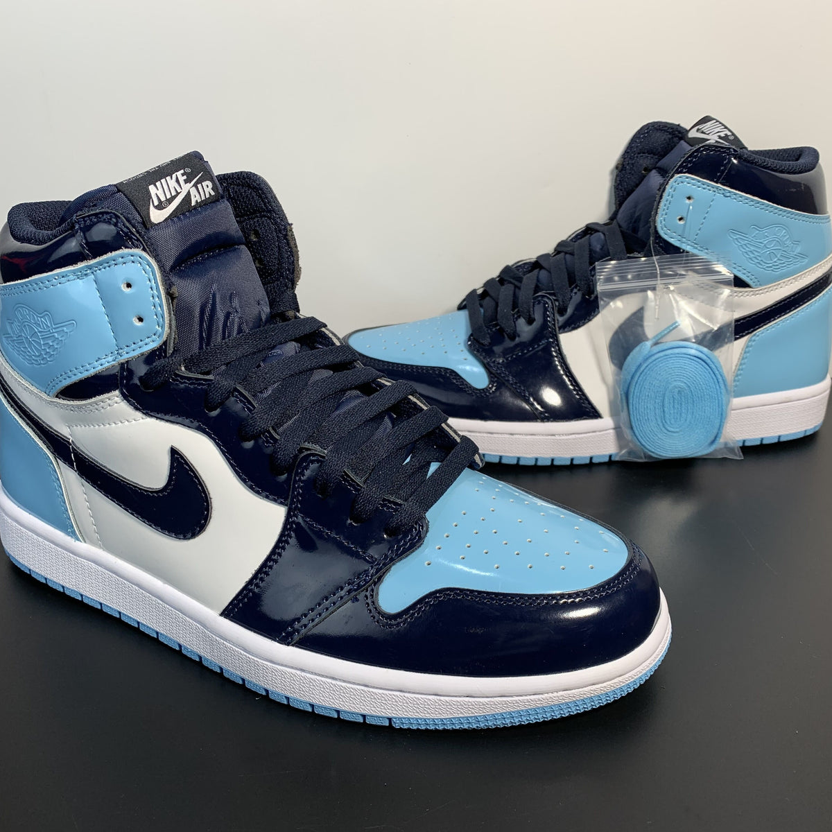 Nike Wmns Air Jordan 1 Retro High OG 'Blue Chill'
