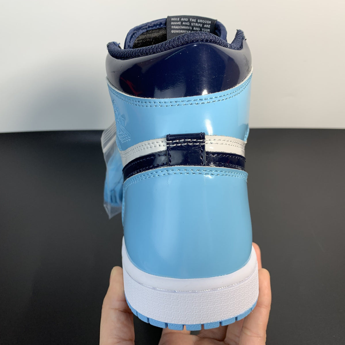 Nike Wmns Air Jordan 1 Retro High OG 'Blue Chill'