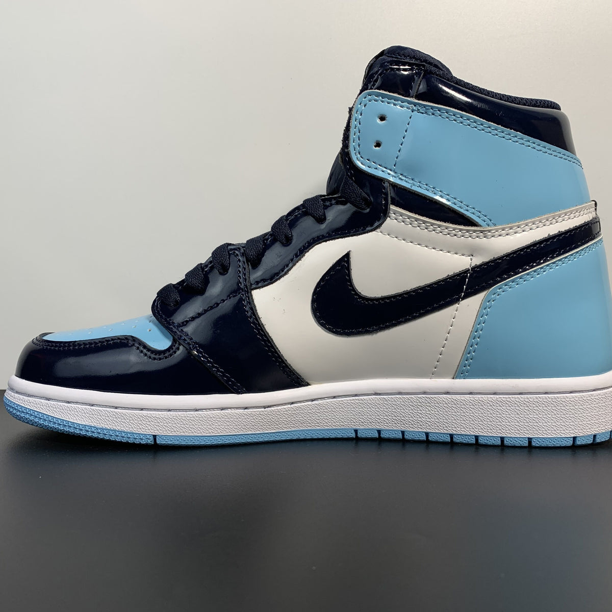 Nike Wmns Air Jordan 1 Retro High OG 'Blue Chill'