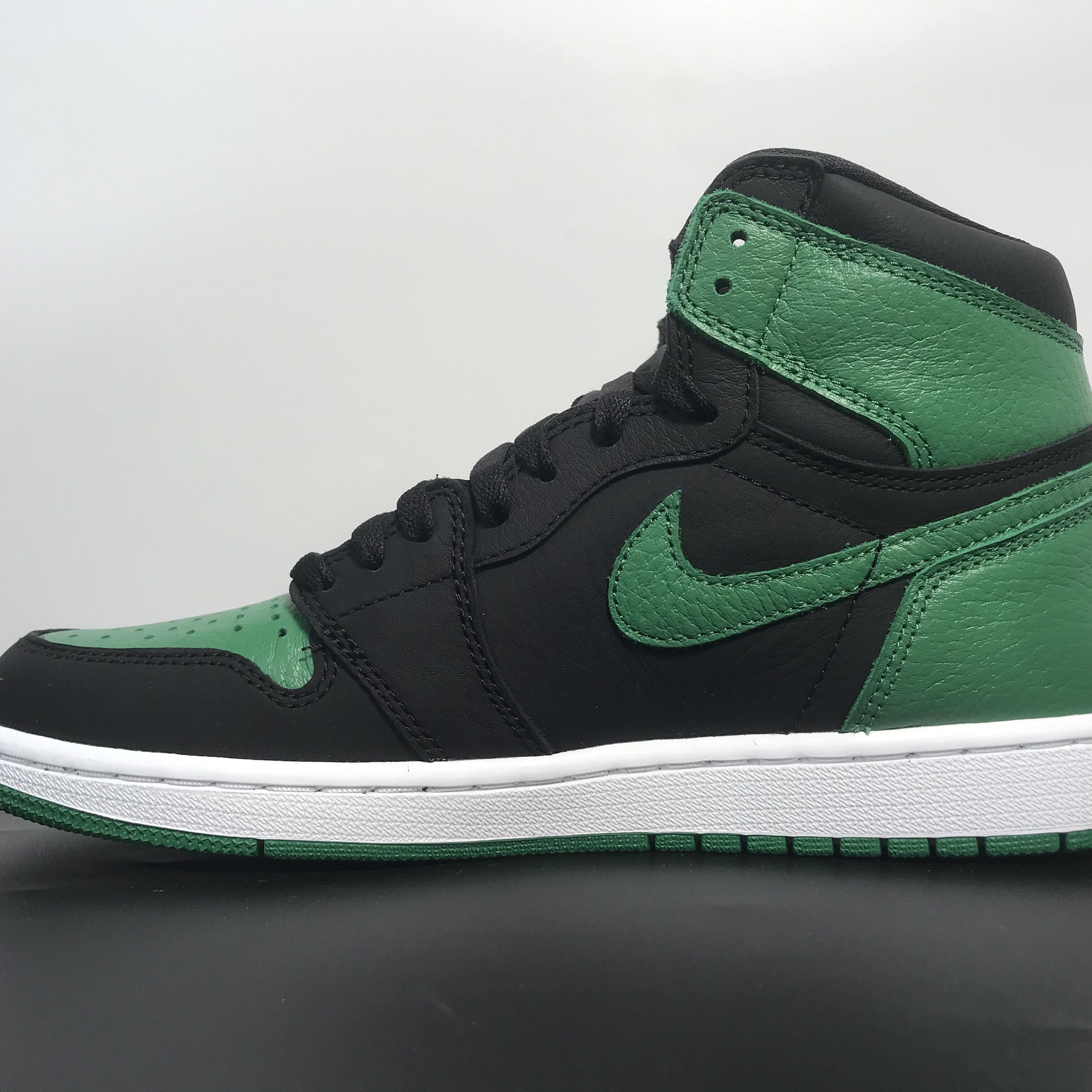 Nike Air Jordan 1 Retro High OG 'Pine Green 2.0'