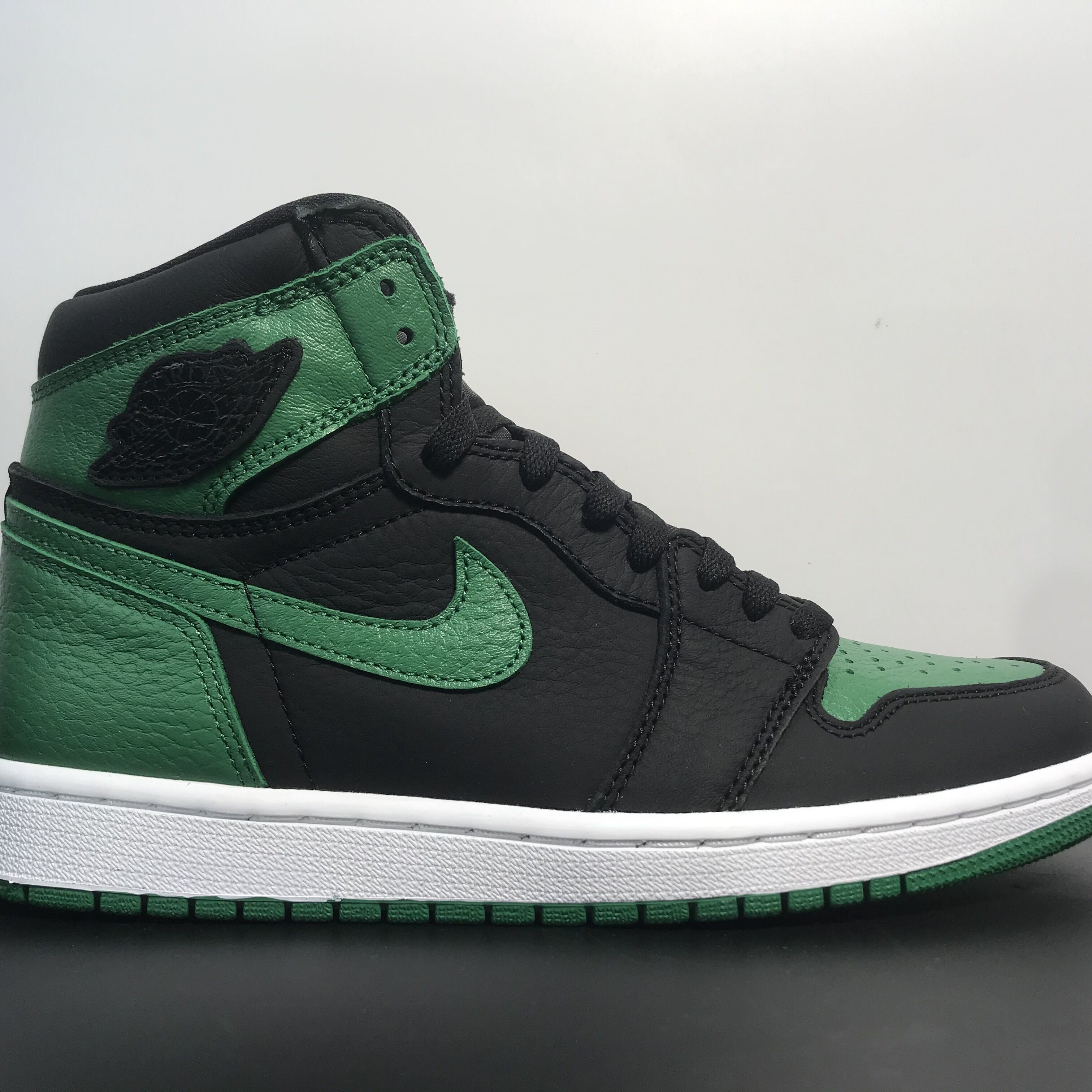 Nike Air Jordan 1 Retro High OG 'Pine Green 2.0'