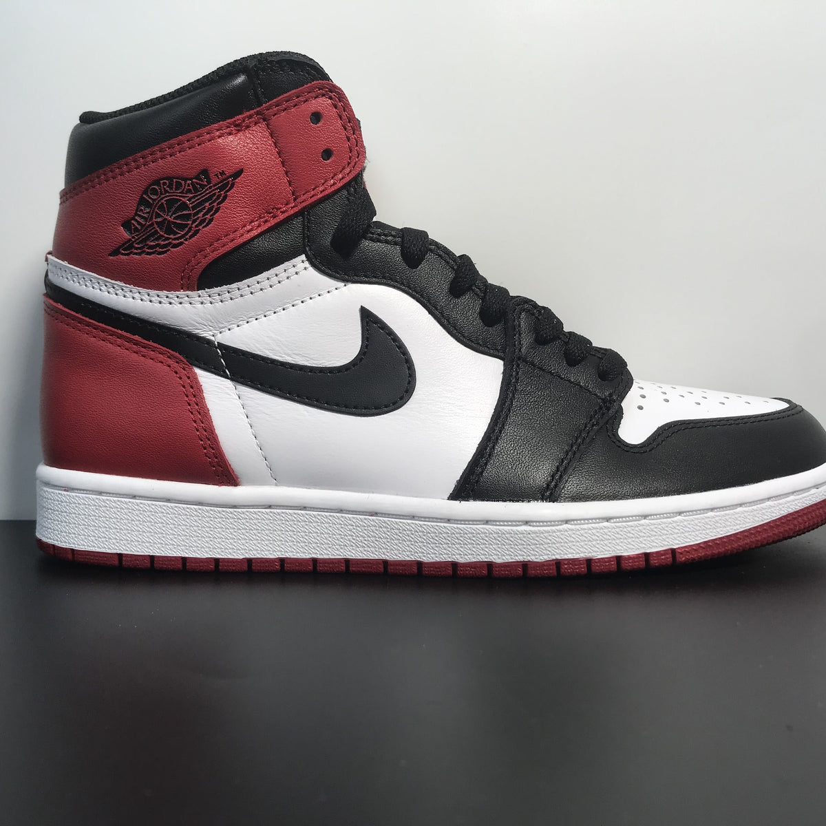 Giày Nike Air Jordan 1 Retro 'Black Toe'