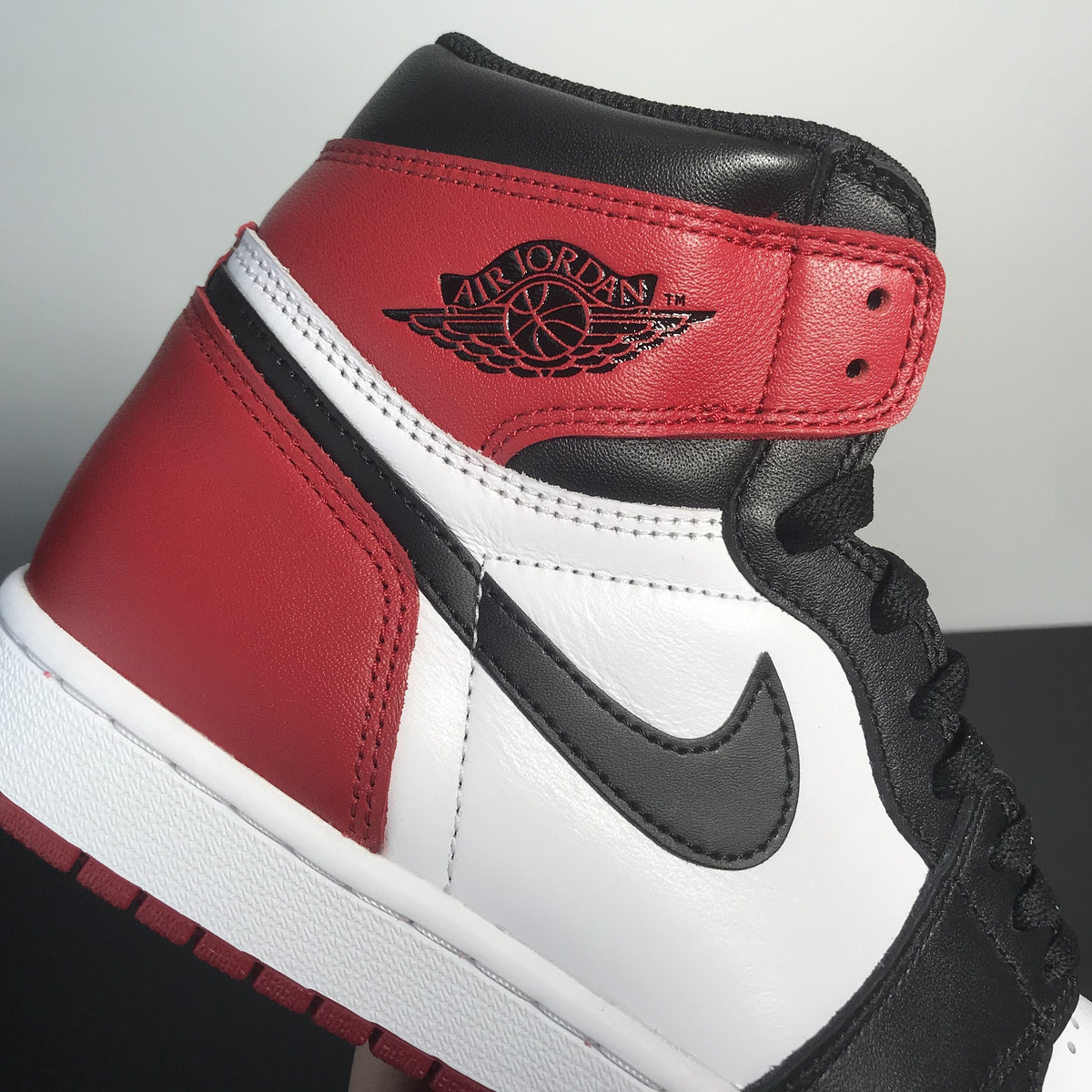 Giày Nike Air Jordan 1 Retro 'Black Toe'