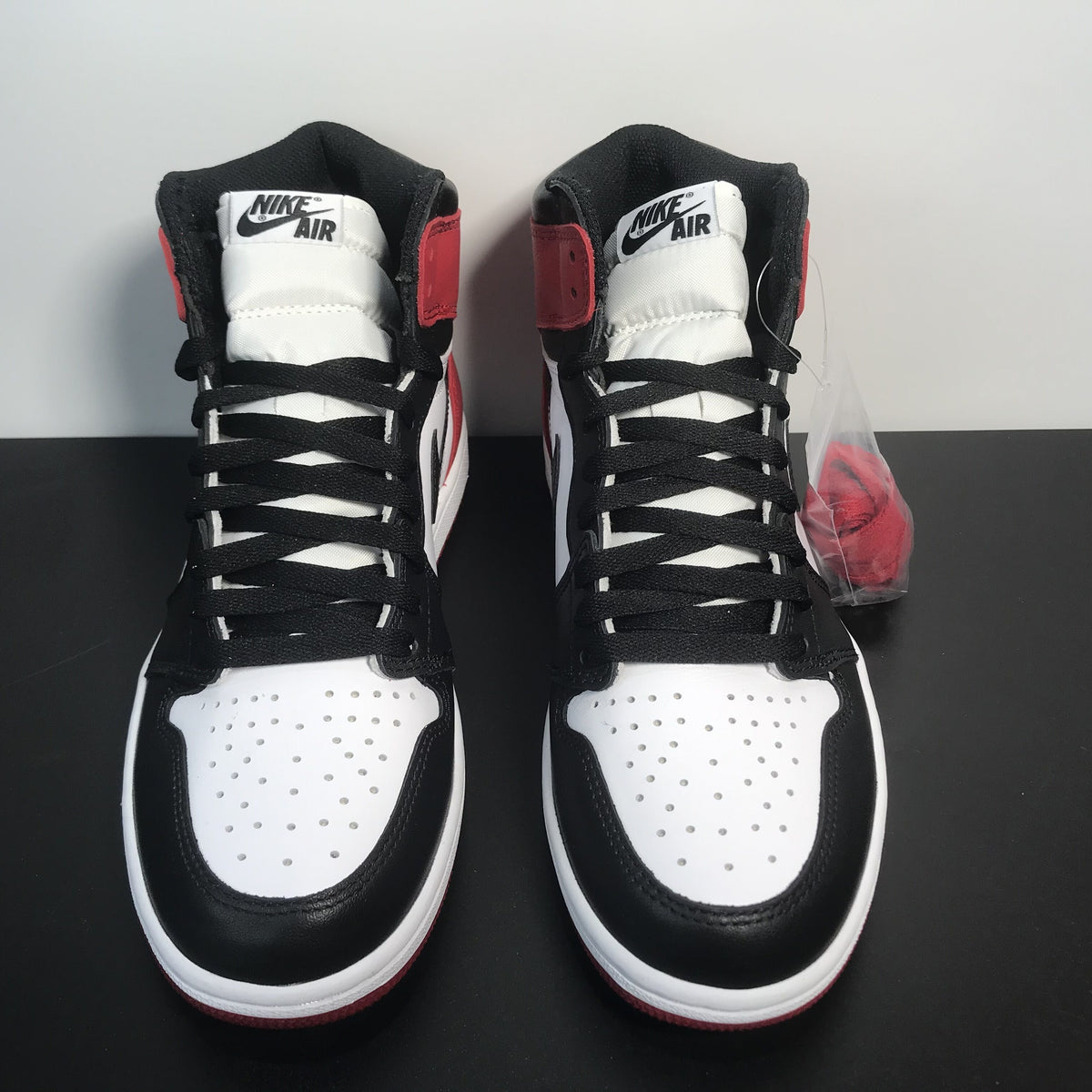 Giày Nike Air Jordan 1 Retro 'Black Toe'