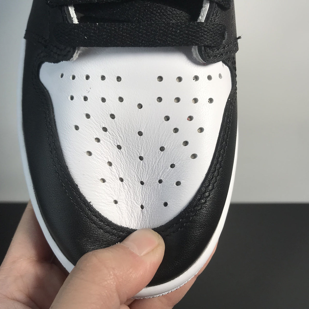 Giày Nike Air Jordan 1 Retro 'Black Toe'