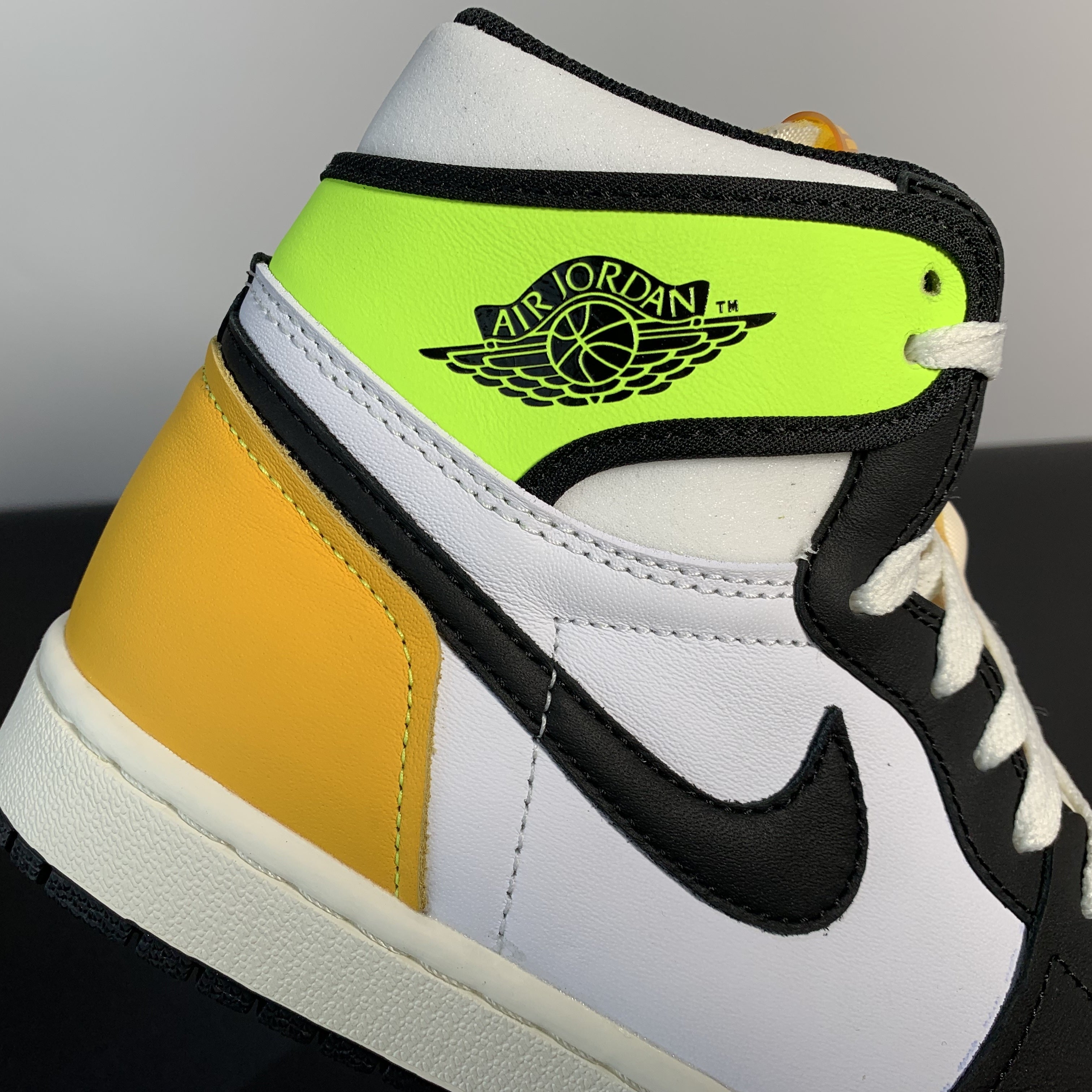Air Jordan 1 Retro “Volt Gold”
