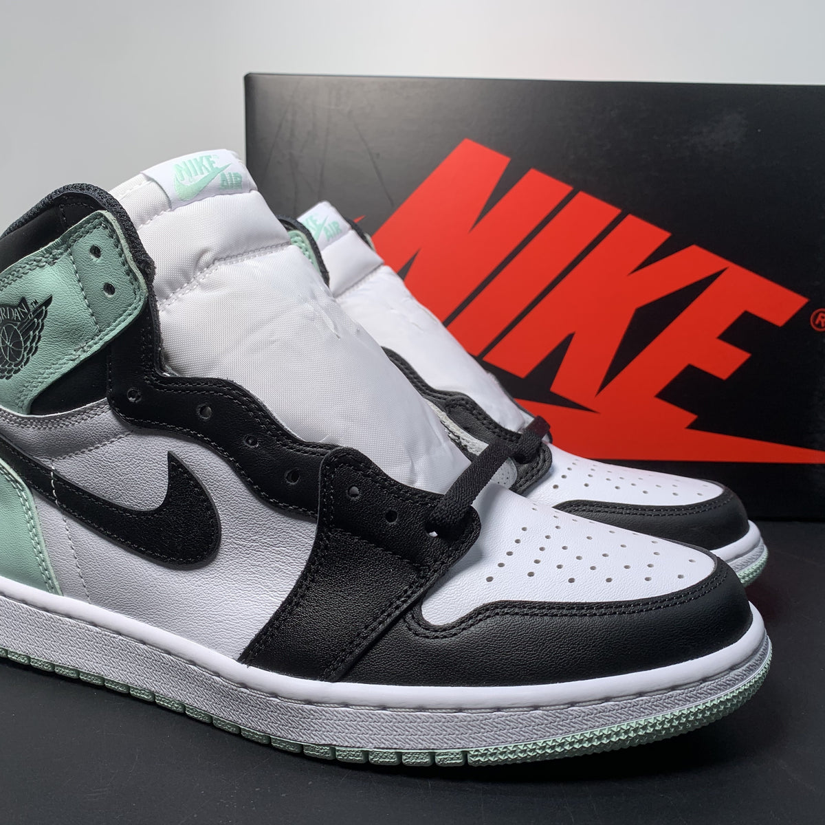 Nike Air Jordan 1 Retro High OG 'Green Glow'