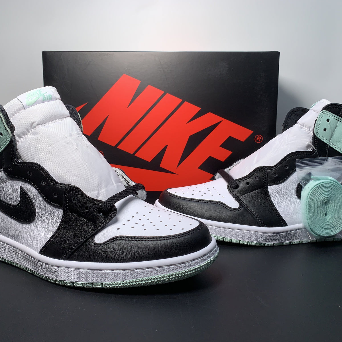 Nike Air Jordan 1 Retro High OG 'Green Glow'