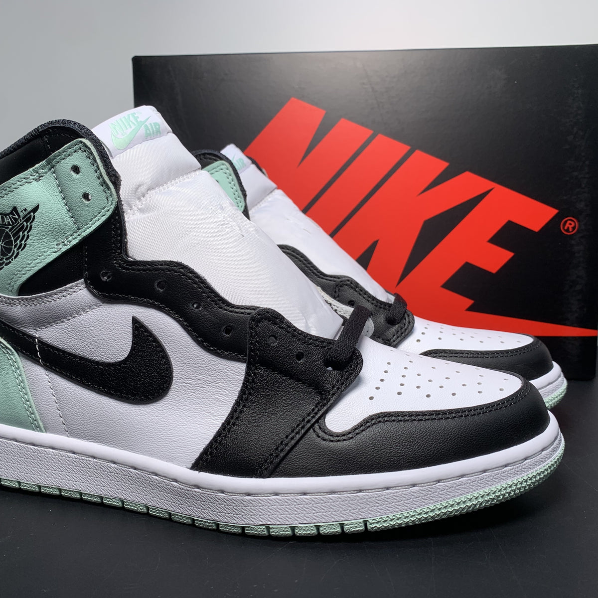 Nike Air Jordan 1 Retro High OG 'Green Glow'