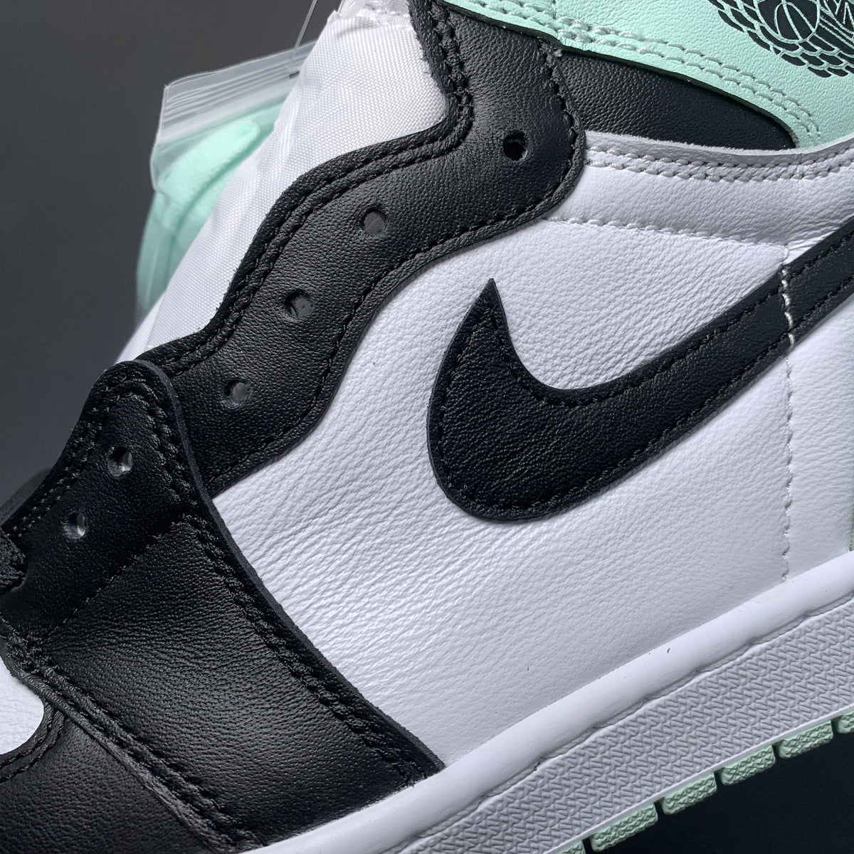 Nike Air Jordan 1 Retro High OG 'Green Glow'