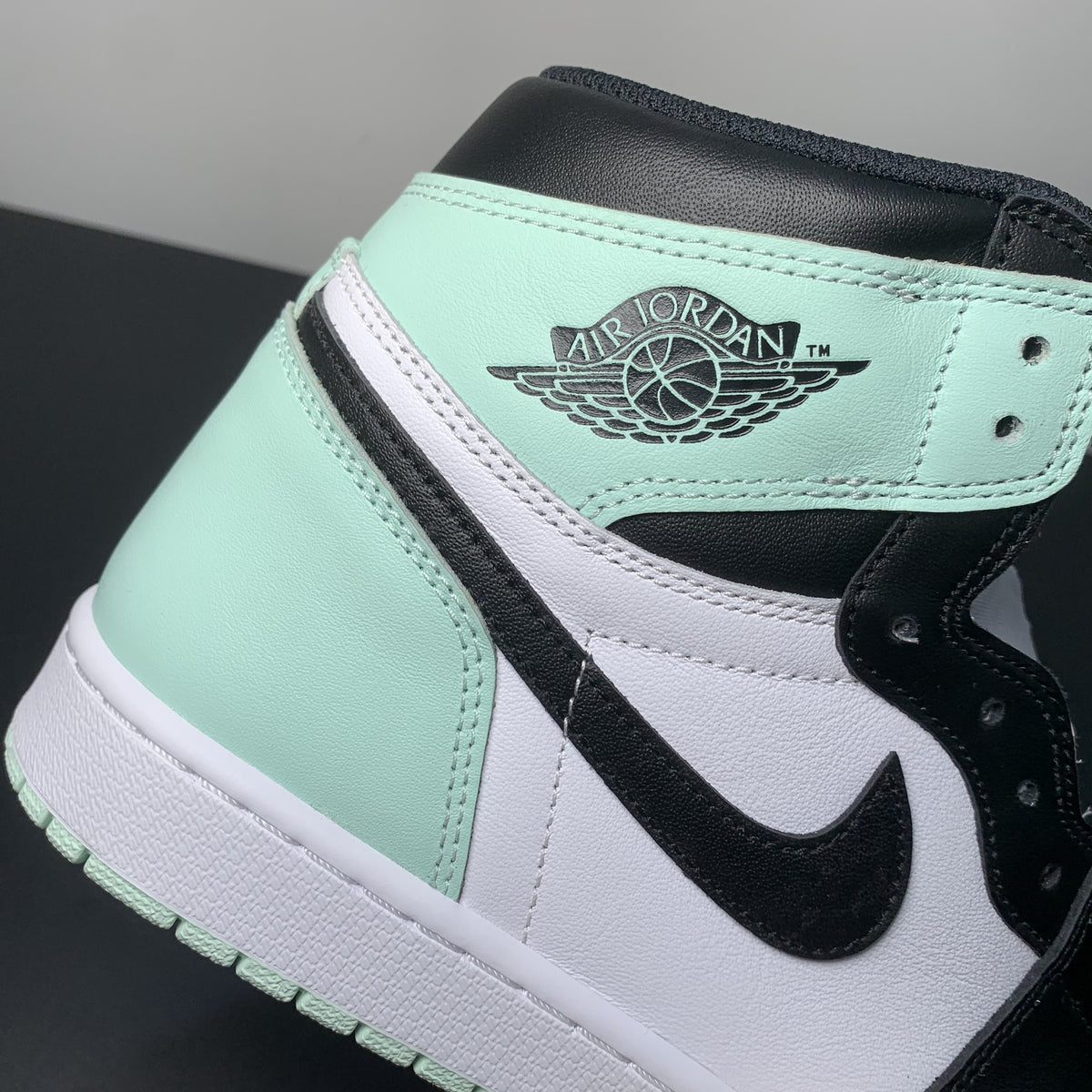 Nike Air Jordan 1 Retro High OG 'Green Glow'