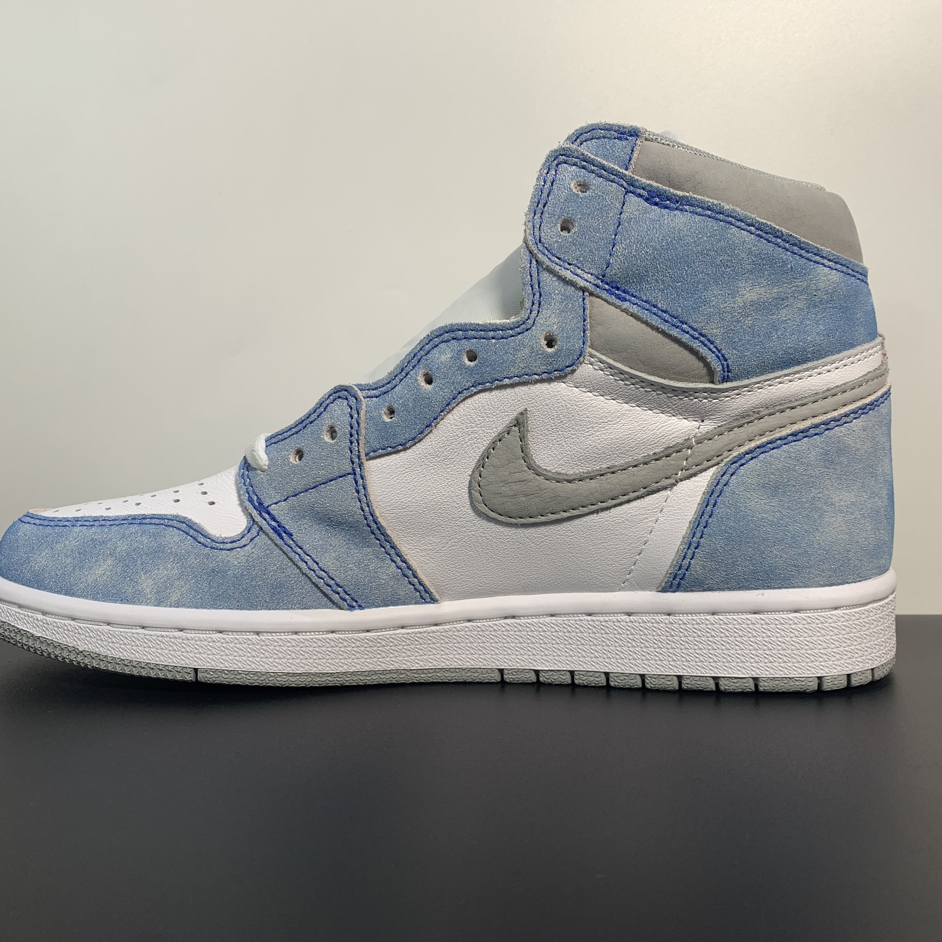 Nike Air Jordan 1 Retro High OG 'Hyper Royal'