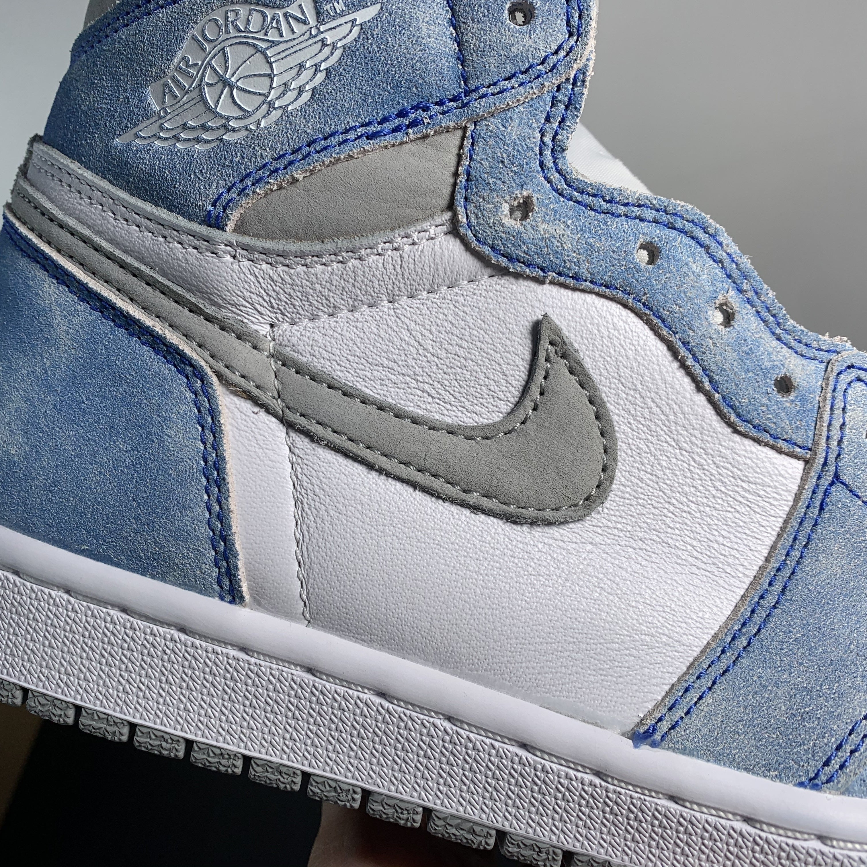 Nike Air Jordan 1 Retro High OG 'Hyper Royal'