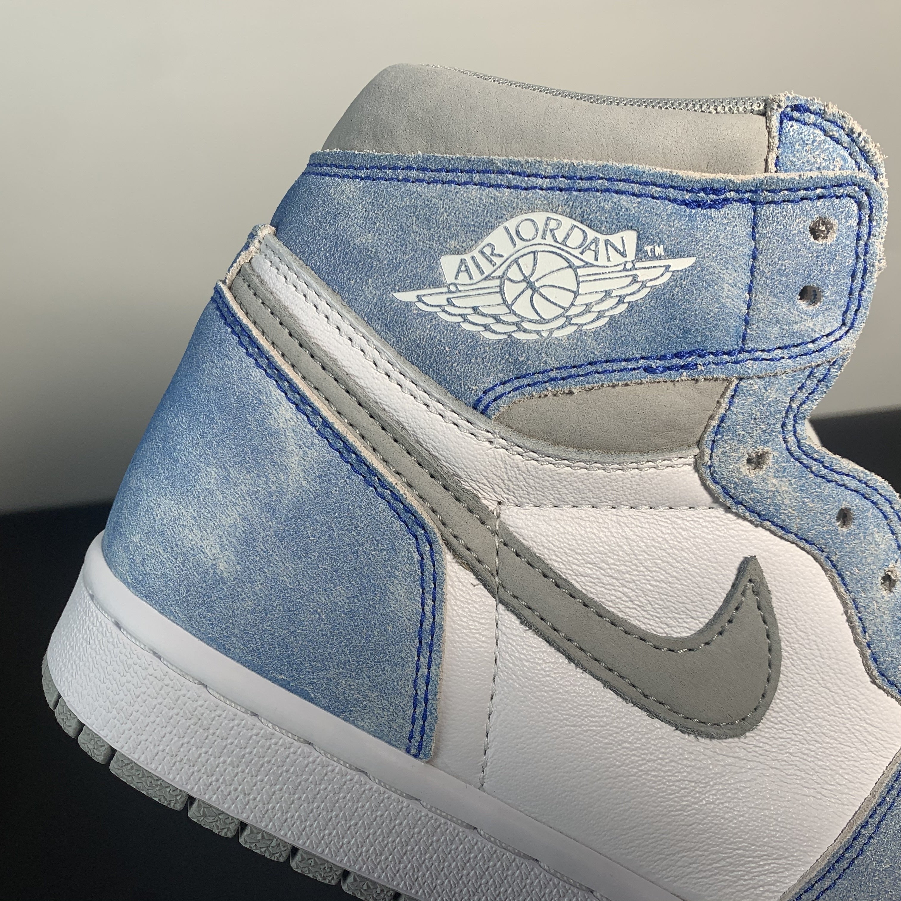 Nike Air Jordan 1 Retro High OG 'Hyper Royal'