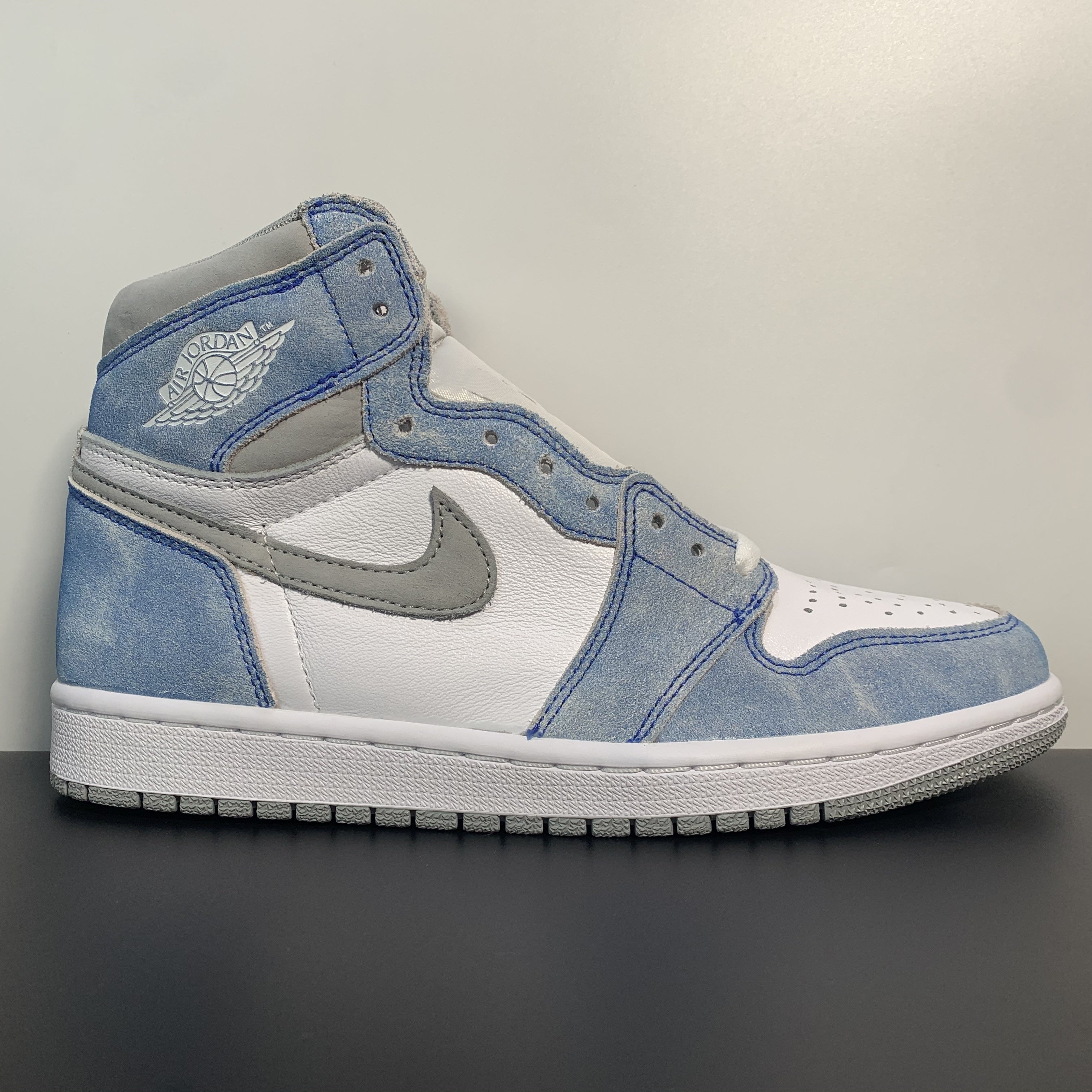 Nike Air Jordan 1 Retro High OG 'Hyper Royal'