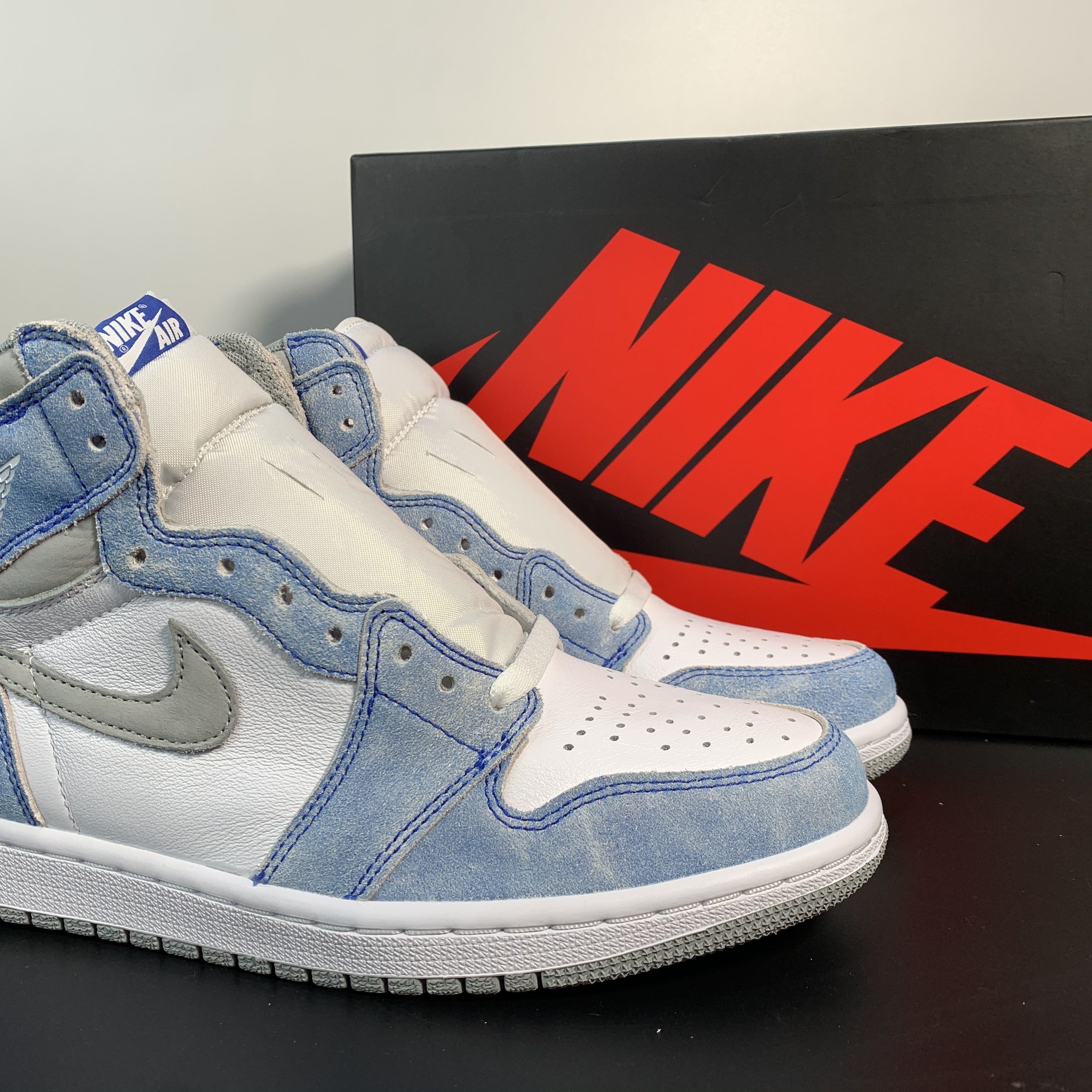 Nike Air Jordan 1 Retro High OG 'Hyper Royal'