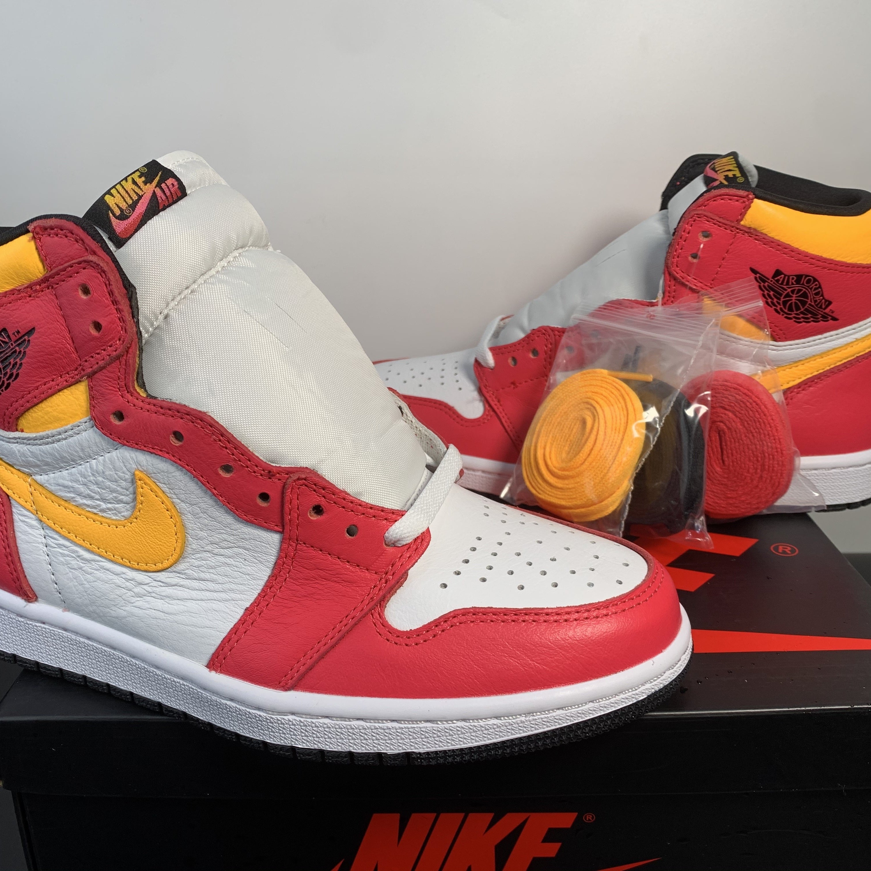 Nike Air Jordan 1 Retro High OG phối màu 'Light Fusion Red'