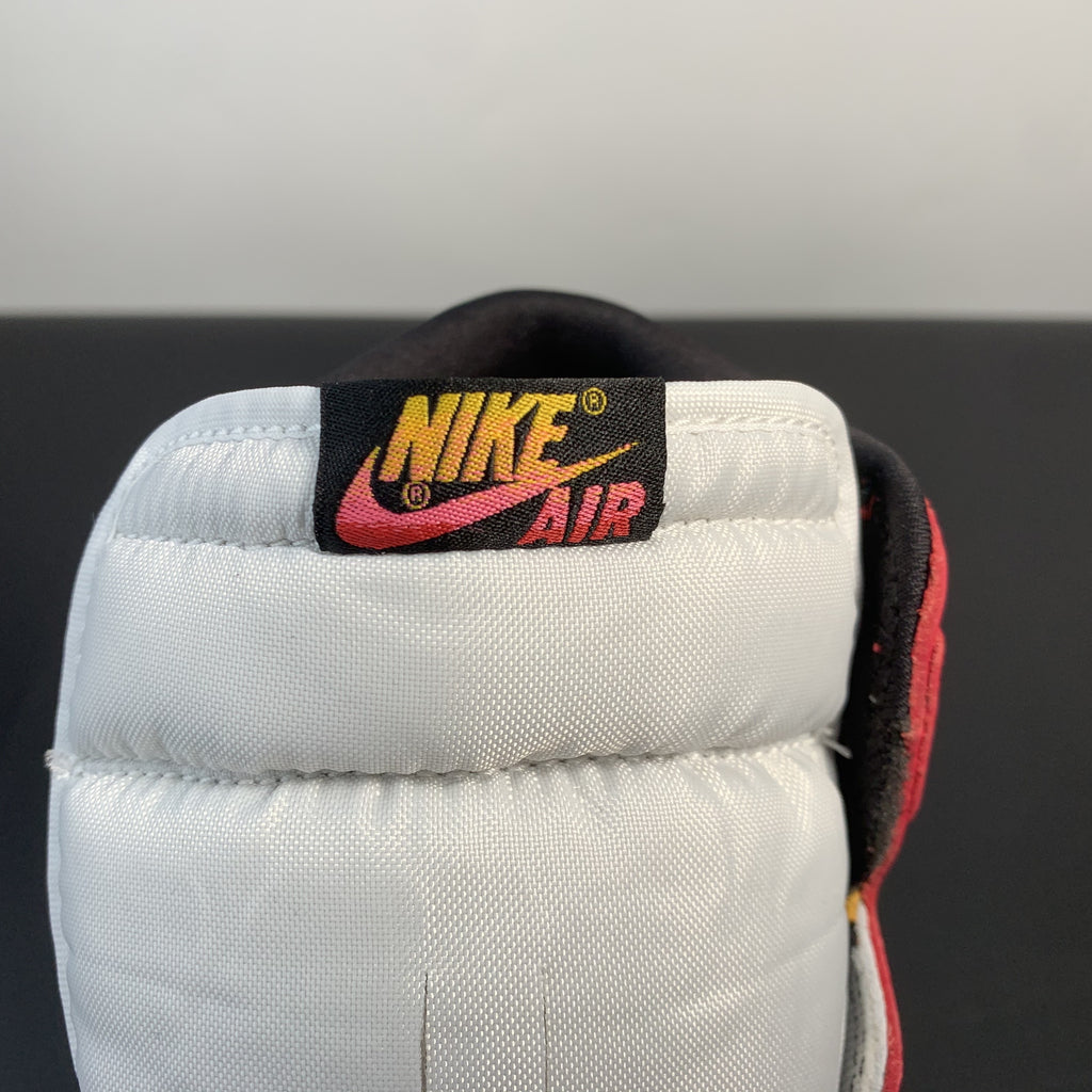 Nike Air Jordan 1 Retro High OG phối màu 'Light Fusion Red'