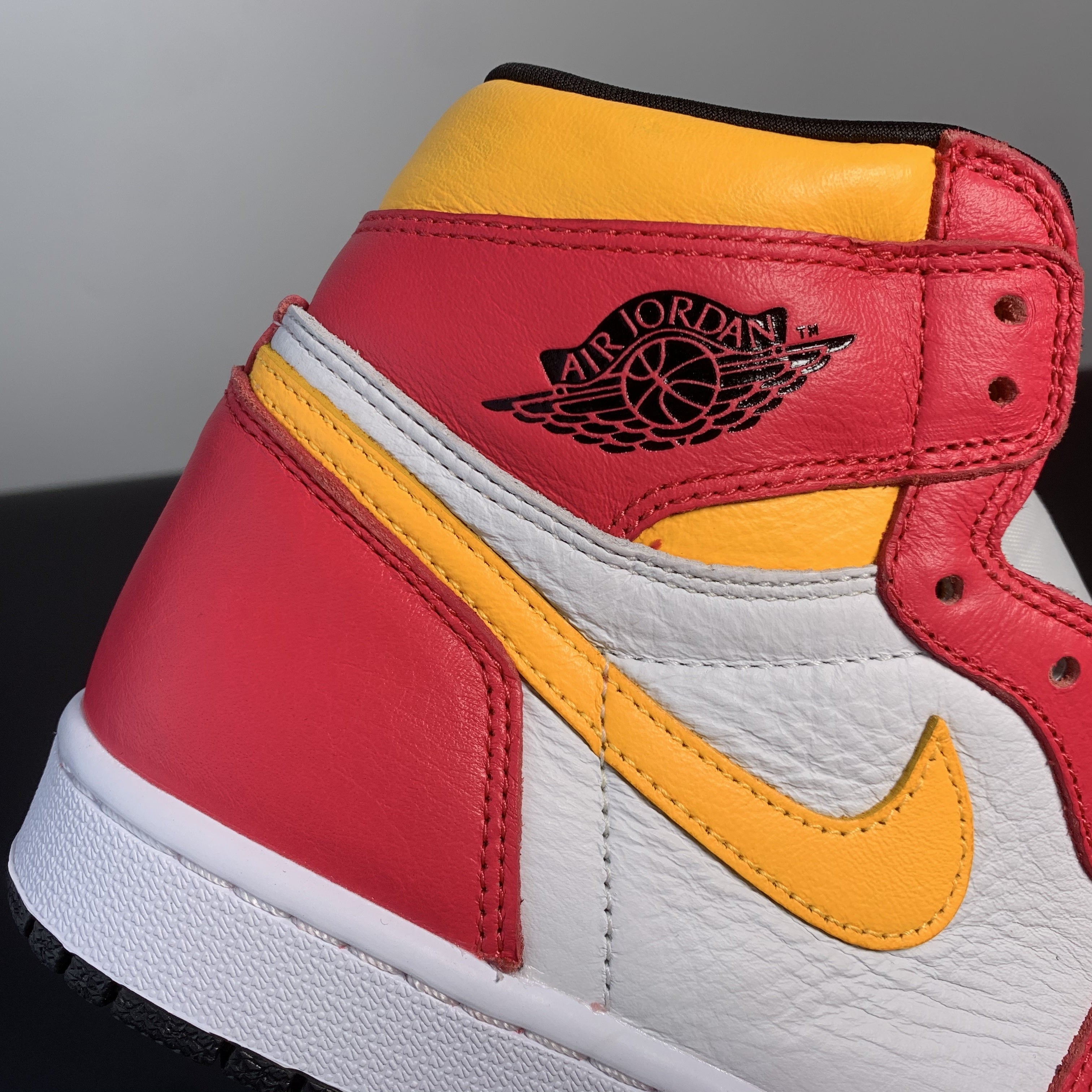 Nike Air Jordan 1 Retro High OG phối màu 'Light Fusion Red'
