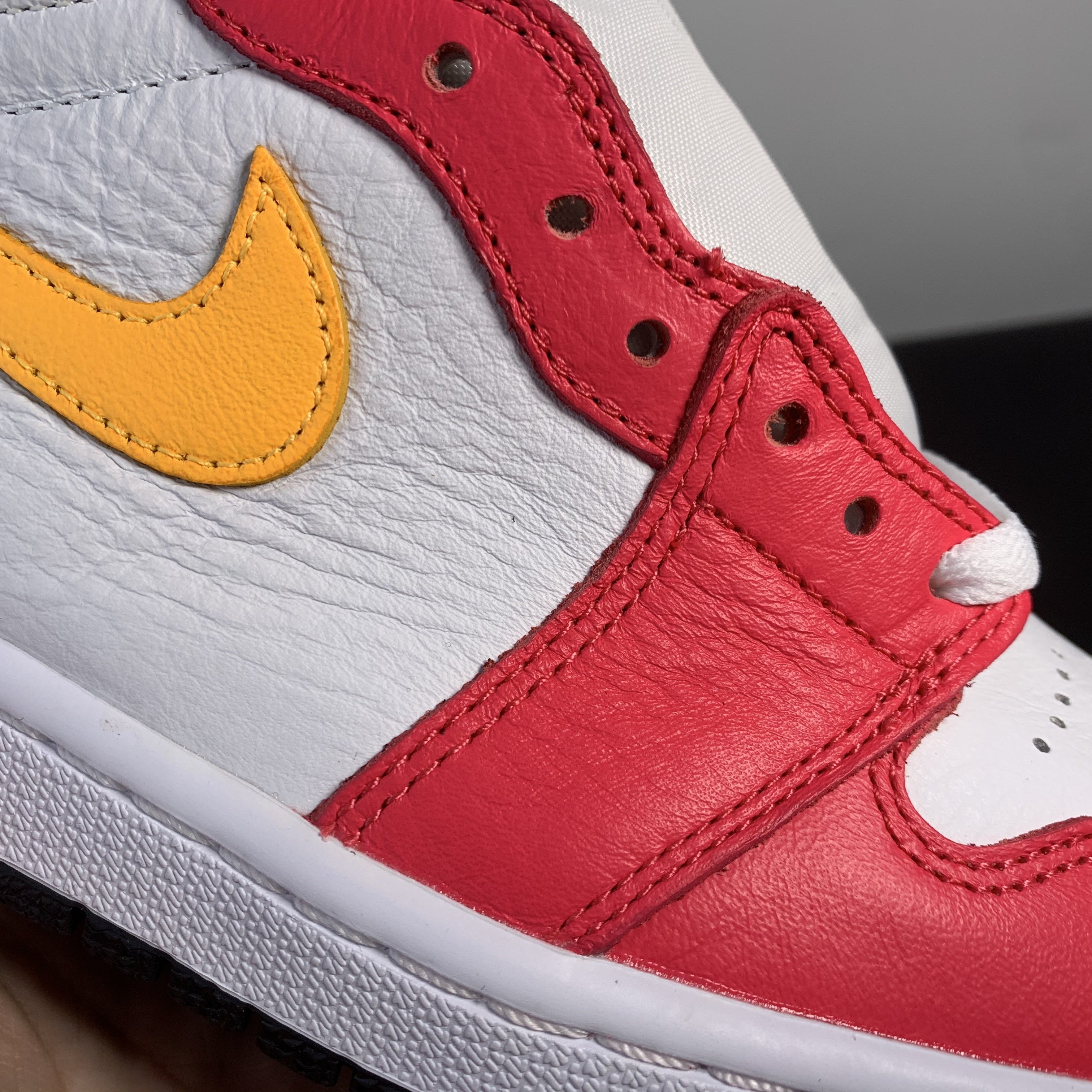 Nike Air Jordan 1 Retro High OG phối màu 'Light Fusion Red'
