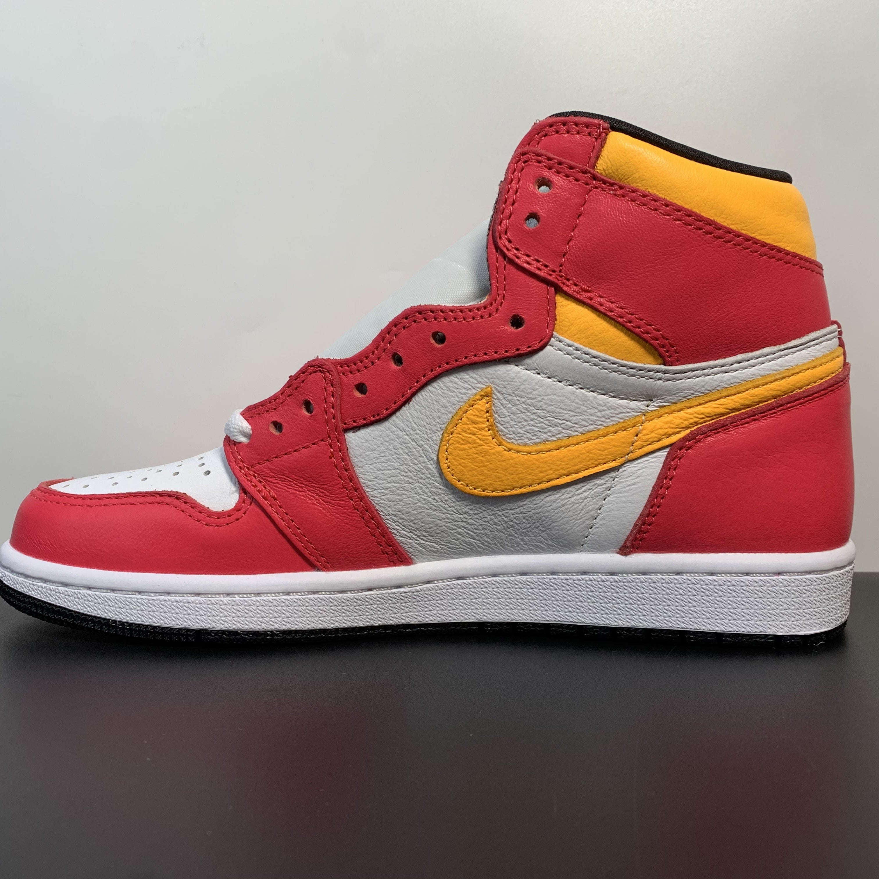 Nike Air Jordan 1 Retro High OG phối màu 'Light Fusion Red'