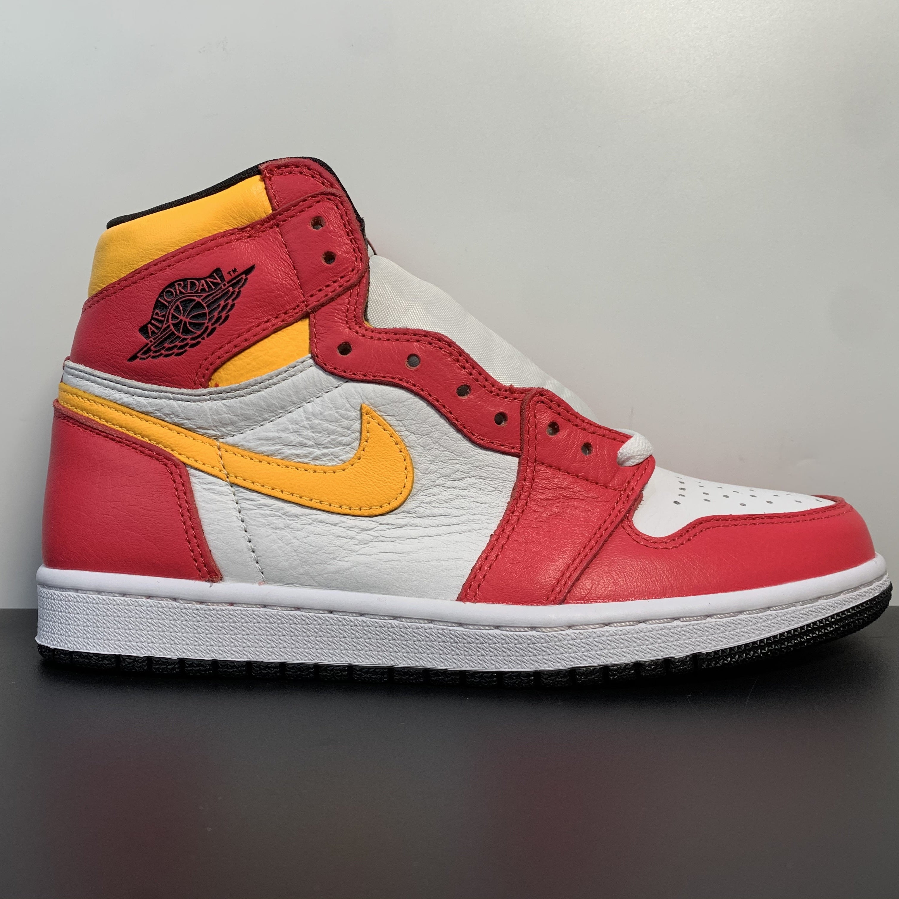Nike Air Jordan 1 Retro High OG phối màu 'Light Fusion Red'
