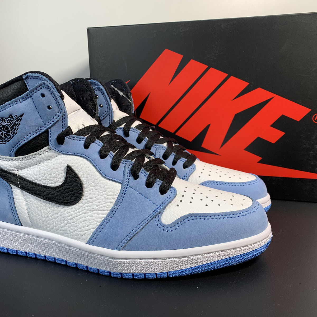Nike Air Jordan 1 Retro High OG 'University Blue'
