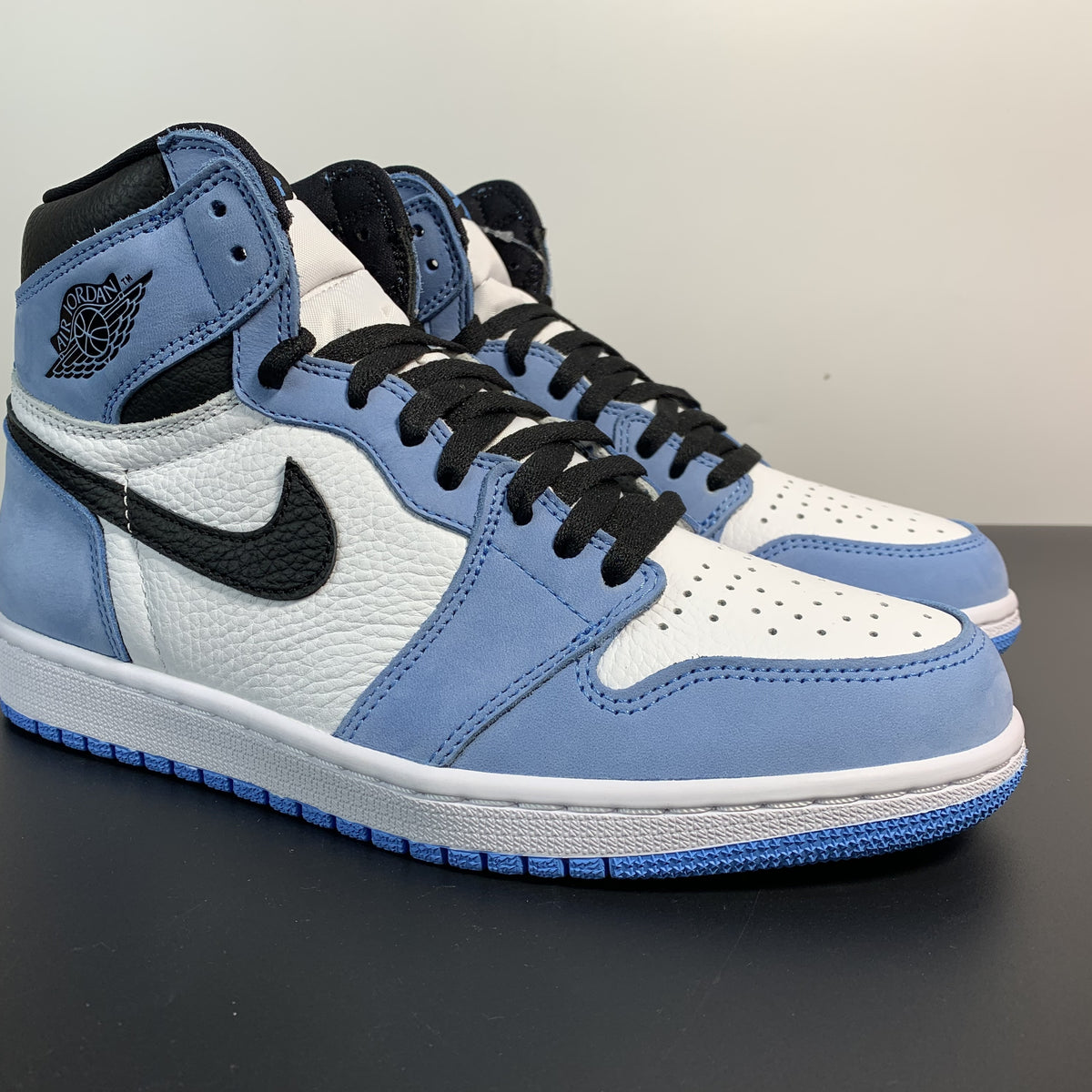 Nike Air Jordan 1 Retro High OG 'University Blue'
