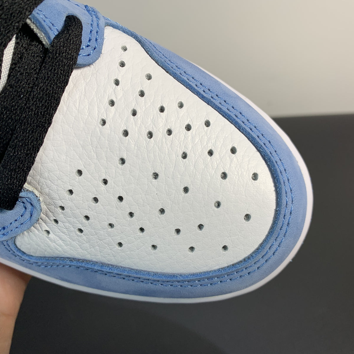 Nike Air Jordan 1 Retro High OG 'University Blue'